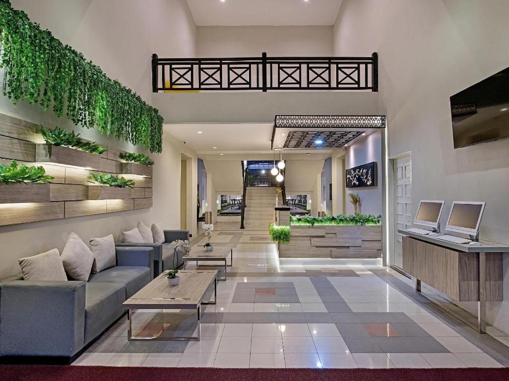 Whiz Prime Hotel Darmo Harapan Сурабая Екстер'єр фото