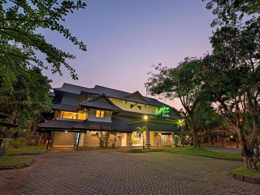 Whiz Prime Hotel Darmo Harapan Сурабая Екстер'єр фото